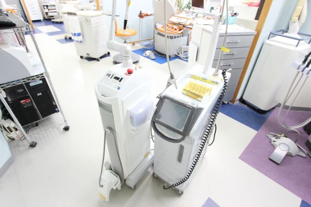 1. ヤグレーザー（左側）／炭酸ガス（CO２）レーザー（右側）